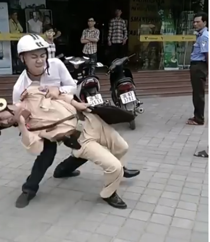 Trần Quang Độ (20 tuổi, ngụ tại Phú Thọ 4, phường Phú Sơn, TP.Thanh Hóa) không chấp hành hiệu lệnh của CSGT tại ngã tư đại lộ Lê Lợi - Trần Phú, Thành phố Thanh Hóa, thậm chí còn ôm cổ, quật ngã và nhặt gạch liên tục "tương" vào người CSGT.