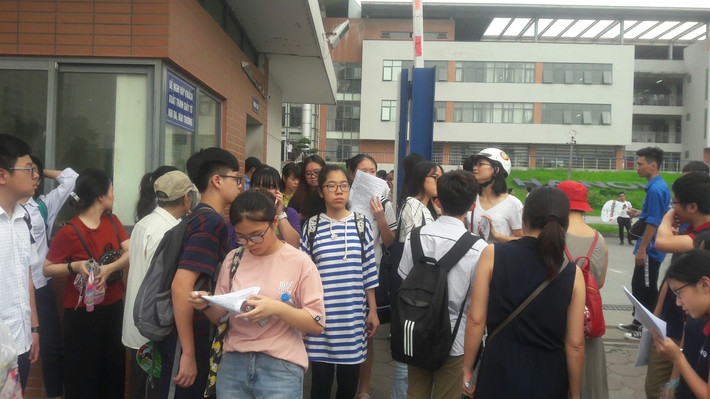 Với đề thi môn ngoại ngữ, lịch sử năm nay, các thí sinh điều cho rằng đề thi đều nằm trong chương trình lớp 9 và đã được ôn luyện rất kỹ, dễ đạt điểm cao.