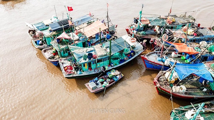Mua bán trao đổi thực phẩm diễn a ngay trên biển, các gia đình thường xuyên dự trữ thịt, rau từ đất liền cho những thời điểm phải đi đánh bắt dài ngày.