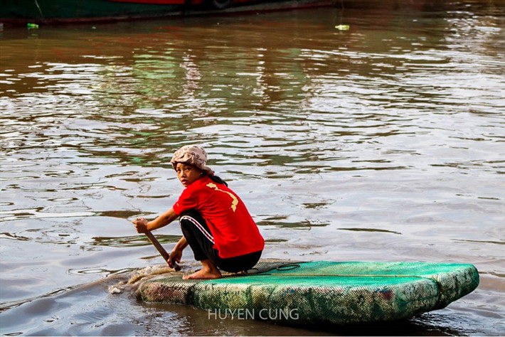 Mỗi thuyền đều có bè nổi để tiện di chuyển trên mặt nước, vì thế các em nhỏ tại đây cũng sớm biết sử dụng loại phương tiện này.