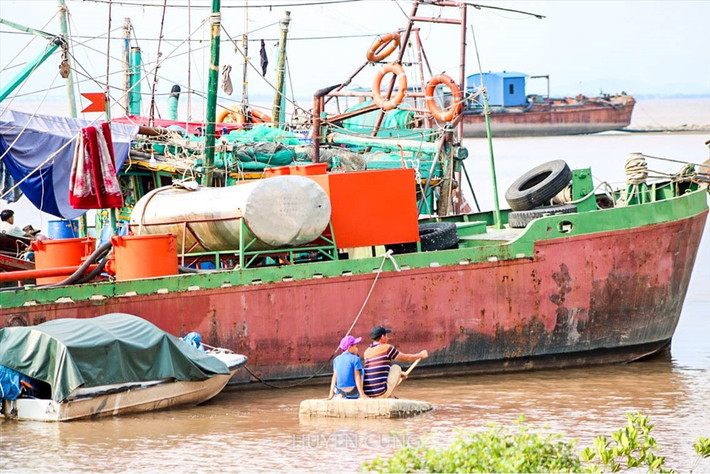 Tranh thủ thời gian nghỉ hè của trẻ nhỏ, nhiều thuyền viên đưa con nhỏ lên thuyền, vừa vui chơi, vừa ra khơi đánh bắt cá. Được biết đây là quãng thời gian ít ỏi các thành viên trong gia đình được đoàn tụ bên nhau.