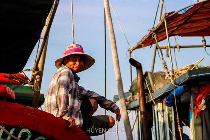 Sau những ngày ra khơi vất vả, bà con ngư dân trên cảng cá Ngọc Hải tranh thủ nghỉ ngơi.