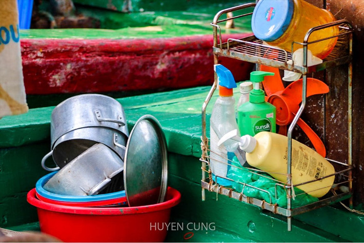 Trên mỗi thuyền đánh cá không thể thiếu thực phẩm và các đồ dùng sinh hoạt từ đất liền.