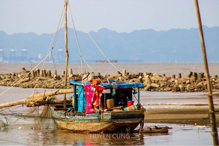 Thuyền bè dừng lại giáp bờ, chuẩn bị cho những chuyến hành trình dài hơi phía trước.