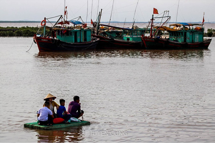 Anh Trần Văn Thể (Đông Triều, Quảng Ninh) cùng 3 thành viên khác trong gia đình đang di chuyển bằng bè nổi. Thường ngày anh Thể cùng vợ lao động trên biển, các con nhỏ ở quê được ông bà chăm sóc. Tranh thủ thời gian nghỉ hè, hai vợ chồng anh đưa con ra biển, các cháu sẽ ở trên thuyền cùng bố mẹ nửa tháng.