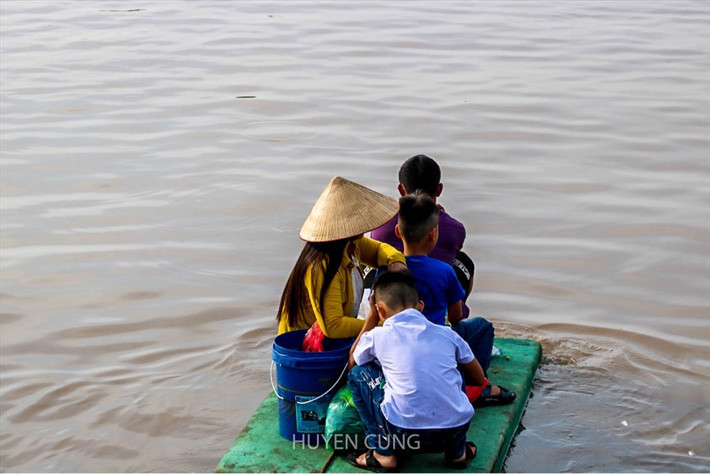 Để đảm bảo sinh hoạt trên biển, vợ chồng anh phải chuẩn bị cho các con các đồ dùng cần thiết. Trên chiếc bè nổi chật hẹp