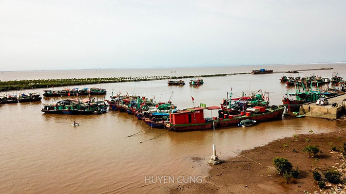 Thuyền bè dừng lại gần bờ, chuẩn bị cho những chuyến hành trình dài hơi phía trước.