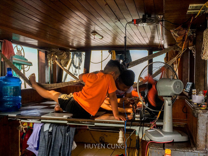 Trần Hoàng Giáp (13 tuổi) và Trần Minh Tú (8 tuổi) - con trai anh Thể rất háo hức khi được lên thuyền cùng bố mẹ ra khơi. Cả hai anh em đều rất vui khi được đoàn tụ cùng bố mẹ.