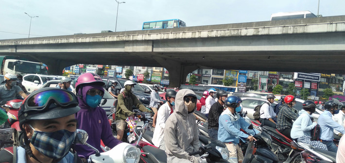 Thời gian chờ đèn đỏ tại ngã tư Nguyễn Trãi - Khuất Duy Tiến là 99 giây, luôn là cực hình đối với người điều khiển xe máy.