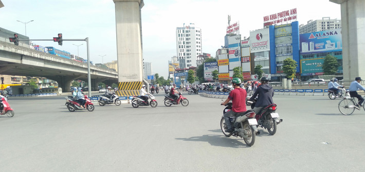 Tại ngã tư Nguyễn Trãi - Khuất Duy Tiến khá nhiều xe máy thản nhiên vượt đèn đỏ.