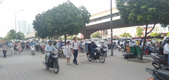 Người đi bộ trên vỉa hè phải đi chung với dòng xe máy phóng bạt mạng.