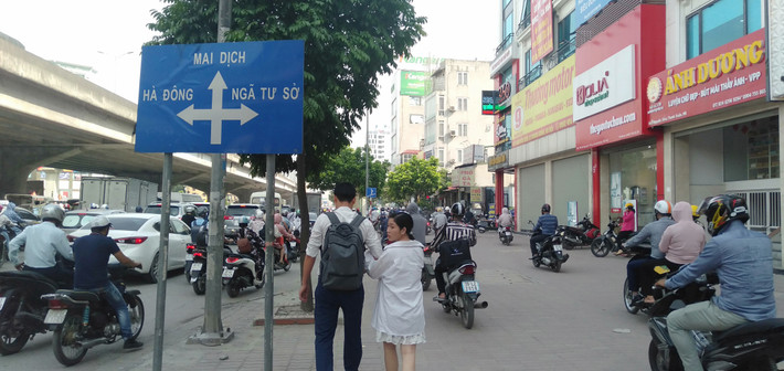 Vỉa hè rộng rãi và râm mát cũng là lý do để người điều khiển xe máy vi phạm luật giao thông.