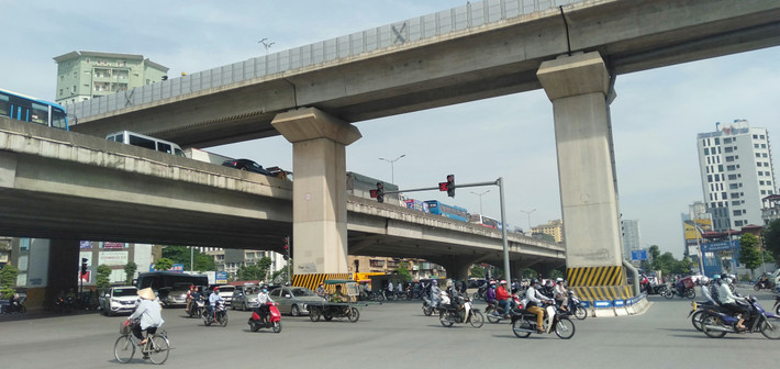 Trên đường vành đai 3, ôtô cũng bị ùn ứ nghiêm trọng.