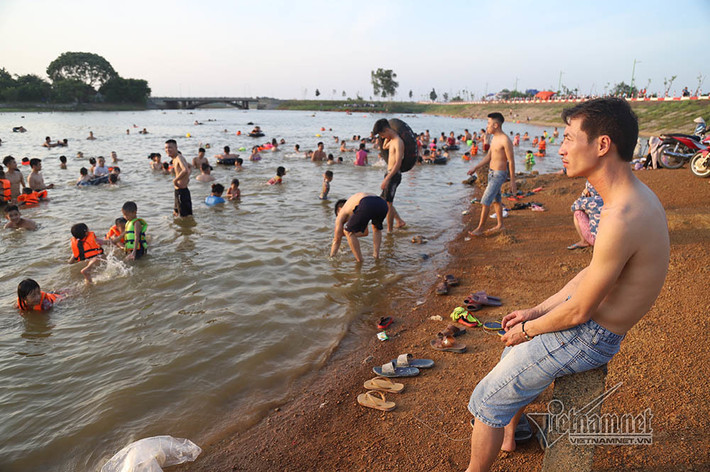 "Nước ở bể bơi có mùi Clo làm nhiều người khó chịu, nước ở đây tự nhiên và mát hơn nhiều, hơn nữa còn miễn phí nên mình thường ra đây tắm'', anh Quang (xã Cần Kiệm, Thạch Thất) khoe