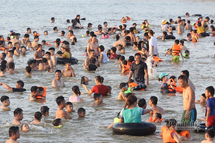 Có những lúc cả ngàn người tắm dọc suốt con đập Người dân cho biết, những ngày này, do trời nóng đỉnh điểm, số lượng người đến tắm có thể lên tới hàng ngàn. Quán Trăn là đập nước trị thủy lớn cung cấp nước cho nông nghiệp nhiều xã ở huyện Thạch Thất. Con đập này có nhiều chỗ sâu tới 20m, xung quanh bờ không hề có biển báo về mực nước sâu nguy hiểm.