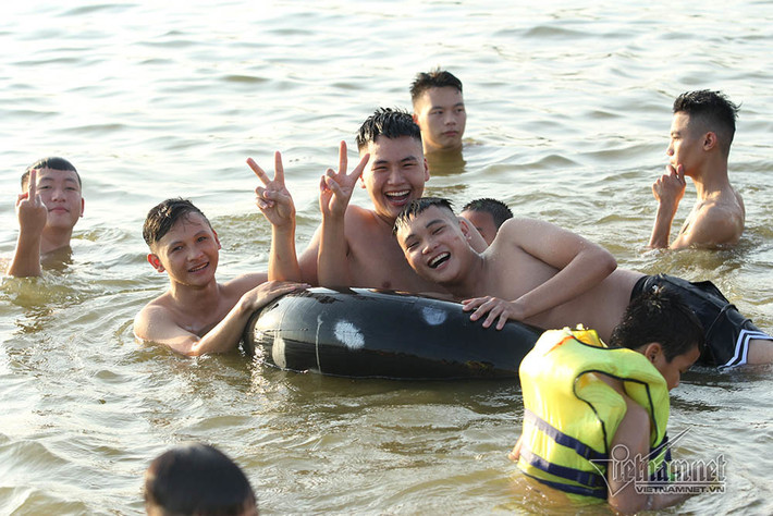 Thanh niên đùa nghịch giữa hồ nước sâu