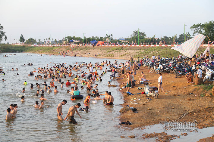 Từ 16h hàng ngày, hàng trăm người từ các bậc phụ huynh đến những em nhỏ kéo nhau về đây