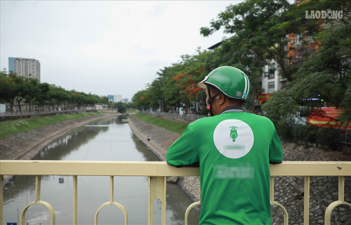 Ông Hà Văn Chiến (Ba Đình, Hà Nội) cho biết: "Đoạn sông này không những bớt mùi mà nước sông có vẻ trong xanh hơn".