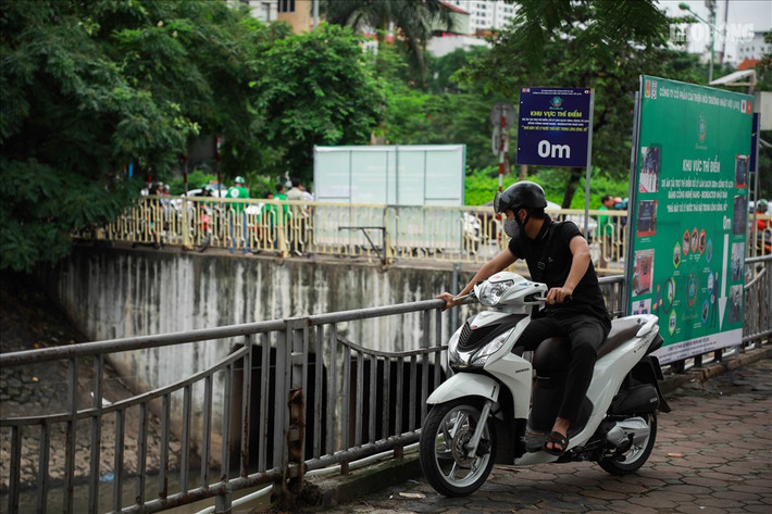 Không tin vào mắt mình, anh Đỗ Văn Phụng quyết định dừng lại xác minh về sự thay đổi của đoạn sông được thí nghiệm.