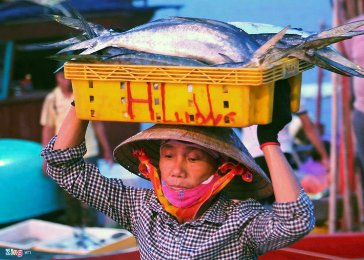 "Nghề cực lắm, ngày nào cũng đội cả tấn cá trên đầu, tay chân ngấm vị muối nhưng làm mãi cũng quen. Đội cá thuê tính theo từng chuyến mà chủ tàu trả bằng tiền, ít cũng 50.000-70.000 đồng, nhiều thì cả trăm nghìn, có người lại muốn trả bằng từng con cá", người phụ nữ làm thuê bộc bạch.
