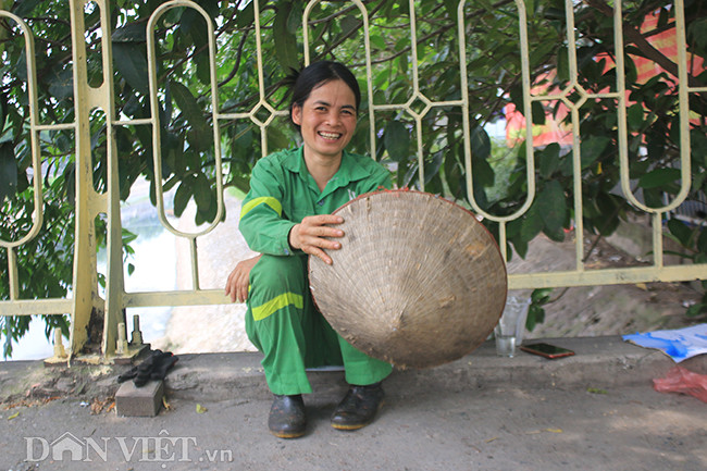 Chị Hương - nhân viên môi trường chia sẻ: "Thời tiết 2 hôm nay nắng quá, làm việc mất sức nhiều, tranh thủ buổi trưa ra gốc cây nghỉ ngơi lúc cho mát rồi lại vào làm tiếp".