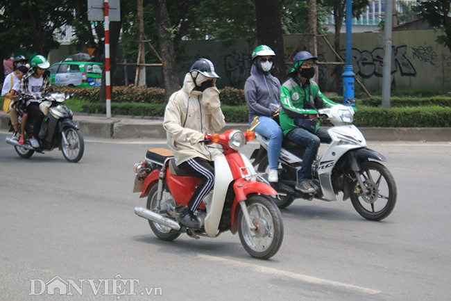 Trong ngày (10/6), chỉ số cảnh báo tia tử ngoại (UV) có giá trị từ 7-10 tại Hà Nội, Đà Nẵng và thành phố Hồ Chí Minh ứng với mức ảnh hưởng nguy cơ gây hại cao với cơ thể con người khi tiếp xúc trực tiếp ánh nắng trong đợt nắng nóng gay gắt này. Cấp độ rủi ro thiên tai do nắng nóng: Cấp 1-2. Vì vậy, người dân đi ra ngoài đường nhất định phải trang bị đầy đủ mũ, kính, áo chống nắng...