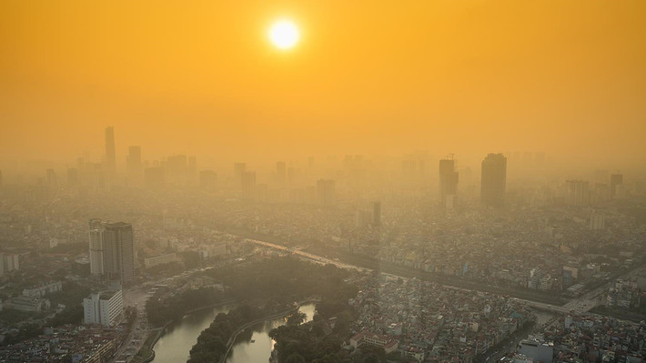 Hà Nội là một trong những thành phố có mức độ ô nhiễm không khí đến mức đáng báo động. Bức ảnh được tác giả Lê Minh Sơn chụp từ trên cao tại khu vực các quận Ba Đình, Cầu Giấy. Triển lãm ảnh báo chí Dấu ấn lần thứ 2 với hơn 100 tác phẩm của gần 70 tác giả thuộc CLB Phóng viên ảnh Báo chí Hà Nội khai mạc lúc 17h ngày 17 và kéo dài đến hết ngày 22/6 tại 29 Hàng Bài (Hà Nội). Đây là dịp để công chúng nhìn lại những sự kiện thời sự diễn ra trong vài năm qua.