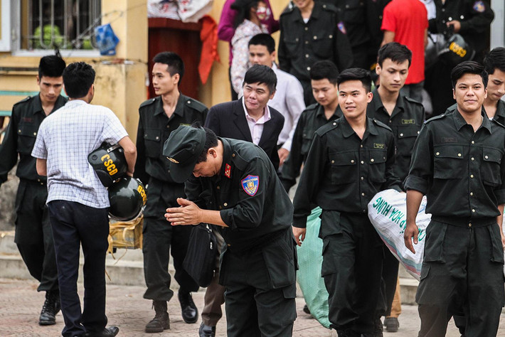 Một lãnh đạo của Trung đoàn cảnh sát cơ động Hà Nội chắp tay chào người dân xã Đồng Tâm (Hà Nội) sau khi những người lính cấp dưới của ông được thả tự do. Ảnh: Nguyễn Khánh.