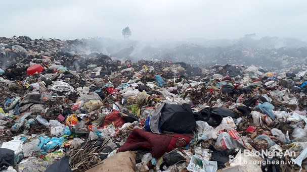Ông Hồ Xuân Xuyên - Chủ tịch UBND xã Quỳnh Thanh cho biết: “Rác bị ứ trệ kể từ tháng 8/2018 do bãi rác xã Ngọc Sơn là nơi tập kết xử lý rác đang ngừng hoạt động. Để giải quyết tình hình trước mắt, chúng tôi đã cho xây dựng tạm một nơi tập kết rác để chờ phương án khả thi hơn. Nhưng hiện không kiểm soát được việc rác quá tải, gây ô nhiễm nặng cho các vùng lân cận". Ảnh chụp ngày 1/6. Ảnh: P.V.