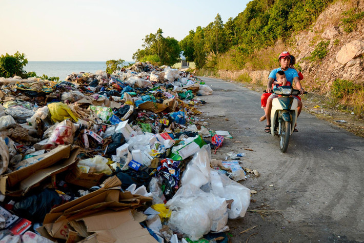 Tác phẩm Bịt mũi đi qua biển rác trên đảo Nam Du, Kiên Giang. Tên cuộc triển lãm là “Hãy cứu biển”, khai mạc chiều 4/6, mở cửa tự do đến hết ngày 9/6 tại 29 Hàng Bài, quận Hoàn Kiếm (Hà Nội).