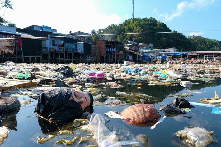 Tác phẩm Mũi Sa Vỹ, Quảng Ninh. Trên toàn cầu, ước tính mỗi năm có tới 500 tỷ túi nhựa được sử dụng, 1 triệu chai nhựa được mua mỗi phút, 8-12 triệu tấn nhựa rò rỉ ra biển, và phải mất 400 năm đến 1.000 năm chất thải nhựa mới có thể phân hóa hoàn toàn trong môi trường, 100.000 động vật biển bị giết hại bởi nhựa. Nếu xu hướng này tiếp tục, đến năm 2050, rác thải nhựa sẽ nhiều hơn cá ở biển và đại đương.