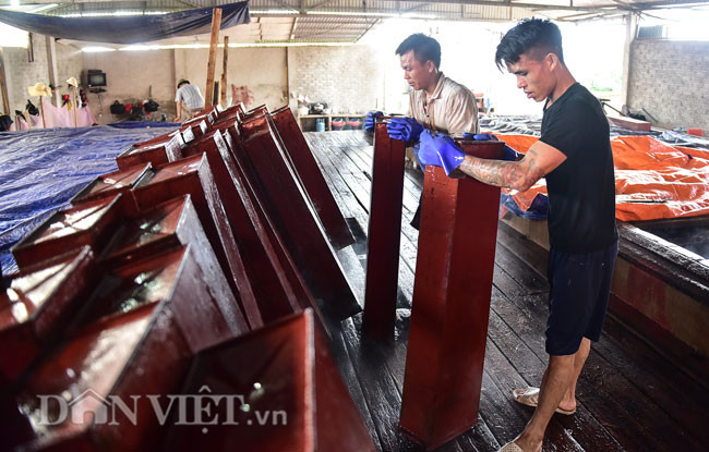 Những ngày này, hệ thống làm đá cây của ông Triệu vận hành 24/24 với tổng cộng gần 50 nhân công để đảm bảo có đủ đá cung cấp cho thị trường vải thiều.