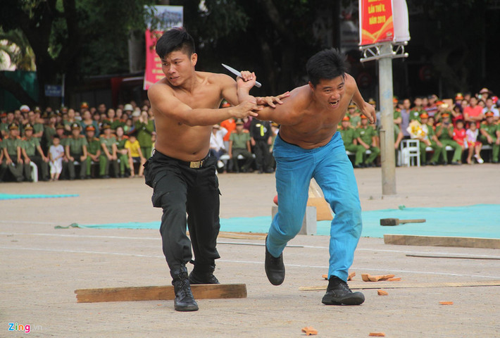 Chiến sĩ CSCĐ biểu diễn khống chế một đối tượng dùng dao tấn công.