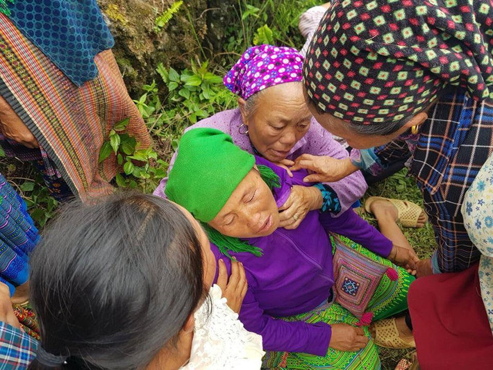 Người thân của ông Giàng Seo Lử khóc ngất khi thi thể của ông Lử được đưa ra ngoài