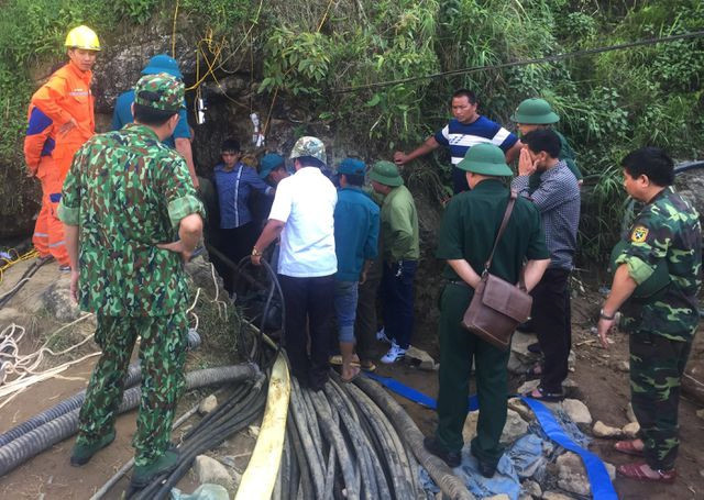 Sau khi đưa thi thể nạn nhân ra khỏi hang, lực lượng chức năng vẫn phải thực hiện việc khám nghiệm tử thi để xác định rõ ràng nguyên nhân dẫn đến tử vong, sau khi hoàn tất mới có thể bàn giao lại cho gia đình.