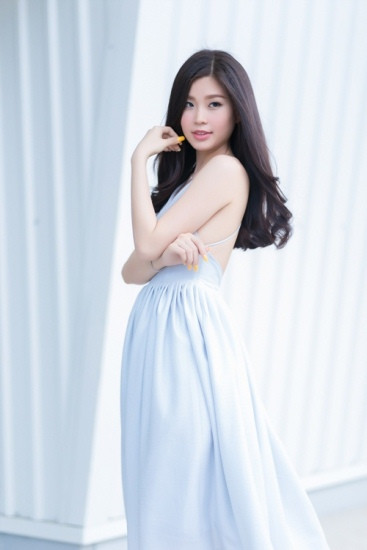 Mới đây, trong một số bộ ảnh thời trang, Diễm Trang cũng bắt đầu lựa chọn những bộ váy, áo 2 dây, váy ren hợp mốt và quyến rũ hơn trước.