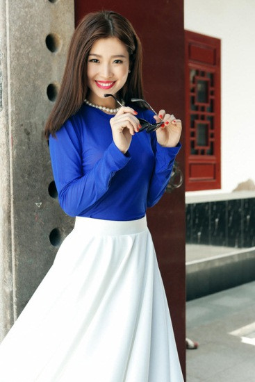 Cách lựa chọn trang phục này giúp cô tránh được những tình huống hớ hênh tại sự kiện nhưng đôi khi làm Diễm Trang có vẻ già hơn tuổi và không thực sự nổi bật.