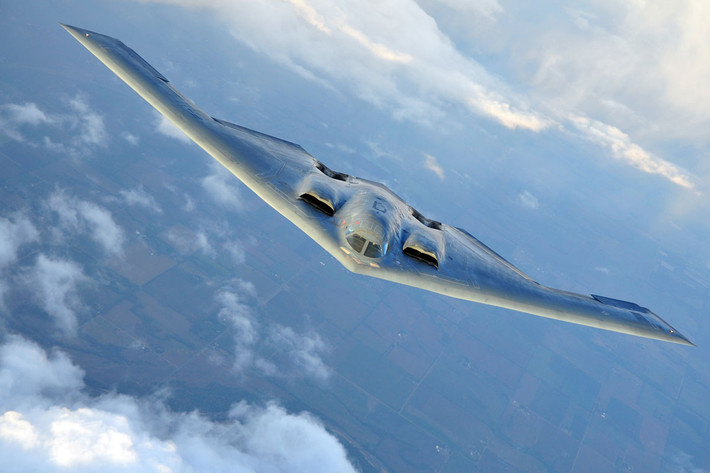 Máy bay B-2 Spirit của Mỹ, được đánh giá là một trong những máy bay tàng hình tốt nhất hiện nay, có khả năng qua mặt các radar tần số thấp. Bằng cách đi theo con đường này, PAK DA đã có một khởi đầu vững chắc.