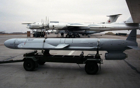 Giáo sư Vadim Kozulin tại Học viện Khoa học Quân sự ở Moscow, viết trên tờ Russia Beyond của Nga: “Hiện nay, lực lượng không quân của Nga đã nhận được tên lửa tầm xa Kh-55 và Kh-101 có tầm bắn tối đa đến 5.000 km, đó là lý do tại sao Nga không nhất thiết cần máy bay ném bom tầm xa nữa”.