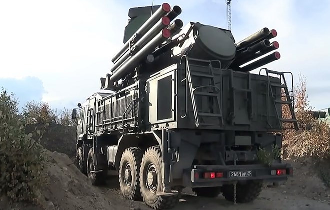Mặt khác các chuyên gia chú ý đến thực tế là, nếu Quân đội Ukraine cố gắng tấn công Donbass, nơi có hàng trăm nghìn công dân Nga sinh sống, thì Moscow có thể thay đổi quyết định và có những hành động bảo vệ cho công dân của họ.