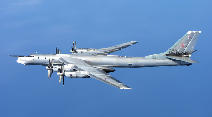 Không lâu trước đó, hai máy bay ném bom chiến lược Tu-95 mang tên lửa hành trình tầm xa, đã xuất hiện trên bầu trời Nga; mặc dù sau đó hai chiếc Tu-95 bay về phía Biển Okhotsk và Biển Nhật Bản, nhưng cũng đã khiến Kiev hết sức lo ngại.