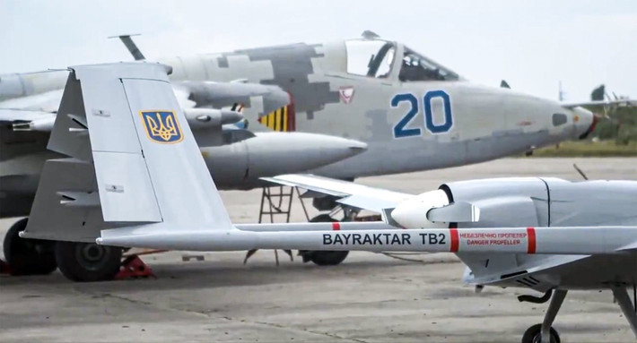 Mặc dù thực tế chỉ có 06 chiếc (có thông tin là 12) UAV TB2 được biên chế trong Quân đội Ukraine; nhưng trước đó đã có thông tin rằng, Ankara có thể chuyển giao thêm 18 chiếc UAV TB2 cho Quân đội Ukraine, để “tạm thời” sử dụng tấn công Donbass.