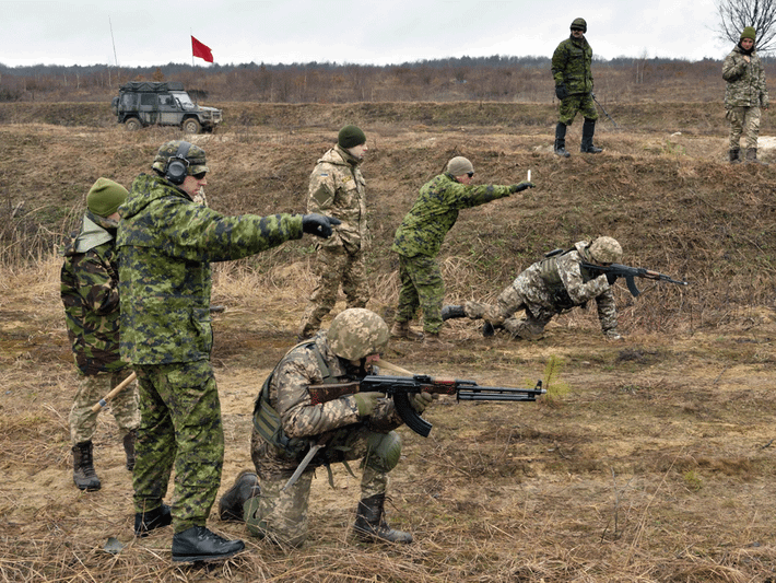 Liên quan đến vấn đề này, tờ News Glory của Canada đưa tin: “Ngày 6/12, Tham mưu trưởng Lực lượng vũ trang Canada Wayne Airey nói rằng, Ukraine cần phải hành động thận trọng và dùng các biện pháp ngoại giao.