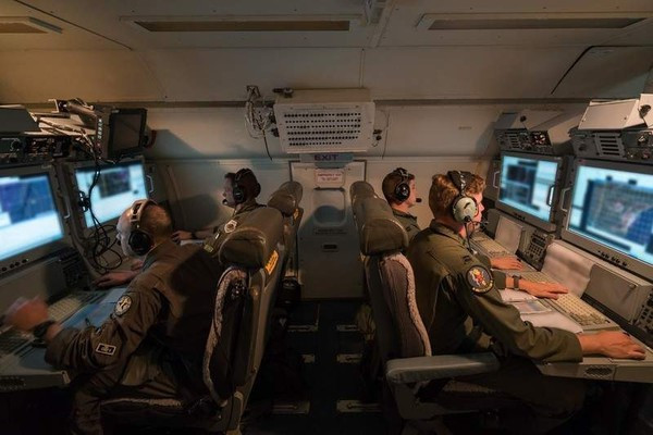 Radar của máy bay E-8C có thể quét liên tục các phương tiện di chuyển trên mặt đất trong một khoảng thời gian; đồng thời có thể phát hiện tốc độ và hướng di chuyển của xe.