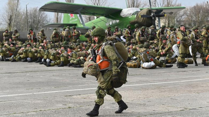 Tuy nhiên quân số Nga ở biên giới Ukraine giảm nhẹ trong những ngày gần đây, do Bộ Quốc phòng Nga thông báo, 10.000 binh sĩ đã trở về căn cứ, sau khi hoàn thành cuộc tập trận kéo dài 1 tháng. Quân đội Nga cũng tuyên bố rằng, các cuộc tập trận này, được tiến hành tại một số căn cứ quân sự của Nga gần Ukraine.