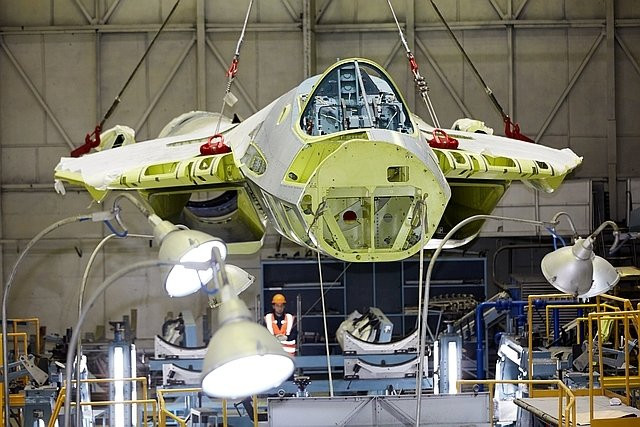 Giá thành của Su-57 vẫn là “một vấn đề” đối với Moscow. Với chi phí thô cho mỗi mẫu khoảng 40 triệu USD, Su-57 tích hợp hệ thống điện tử hàng không hiện đại, khí động học hàng đầu và vũ khí hiện đại vào một gói tương đối hợp túi tiền.