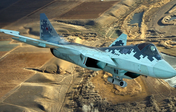 Su-57 còn được trang bị hệ thống điện tử hàng không hiện đại nhất mà Nga sở hữu, máy bay được trang bị trí tuệ nhân tạo (AI), được coi như một phi công ảo trên máy bay và radar bố trí trên toàn bộ thân máy bay (chứ không chỉ ở mũi máy bay). Su-57 cũng cho thấy nhiều đổi mới về thiết kế, đặc biệt là về khoang chứa vũ khí.