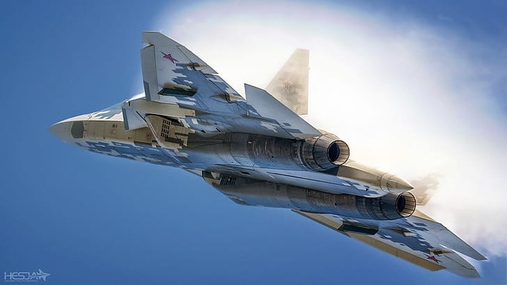Một số chuyên gia cũng nhận thấy, Su-57 thực sự có khả năng cơ động cao hơn F-35, nhưng diện tích phản xạ radar của máy bay lớn hơn đáng kể, đặc biệt là ở hai bên hông và đuôi máy bay; điều này ảnh hưởng lớn đến khả năng tàng hình tổng thể của máy bay.