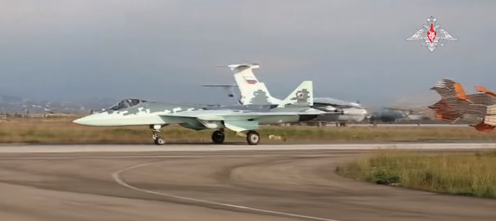 Nhưng ngay cả với mục tiêu “khiêm tốn” như vậy, Su-57 vẫn có thể chiếm một phần lớn chi tiêu quốc phòng của Nga. Điện Kremlin đã rất muốn bù đắp nếu có thể thông qua một loạt các hợp đồng xuất khẩu, nhưng hiện tại khách hàng nước ngoài vẫn chỉ ở dạng “tiềm năng”. Đó có thể là một yếu tố giải thích tại sao, đến nay Su-57 vẫn chưa ra lò hàng loạt. Nguồn ảnh: Ydex.