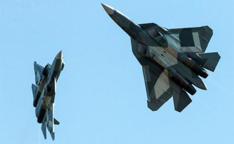 Tổ chức tư vấn RAND của Mỹ cũng cho rằng, Su-57 hiện tại vẫn sử dụng động cơ kiểu cũ, nên nó chưa phải là máy bay chiến đấu thế hệ thứ 5 thực thụ. Nhiều chuyên gia cũng cho rằng, Su-57 thiếu khả năng tàng hình, đặc biệt là khi so sánh với F-35 và F-22 của Mỹ.